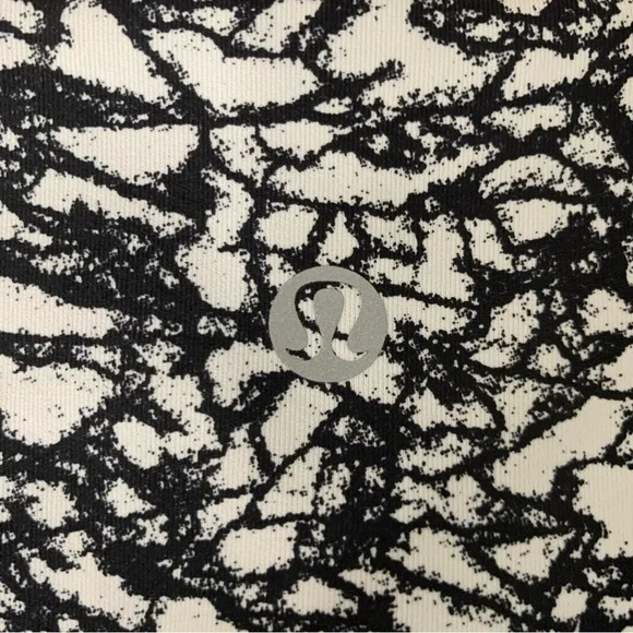 Lululemon womens black white printed biker shorts 4 5” - Picture 2 of 7